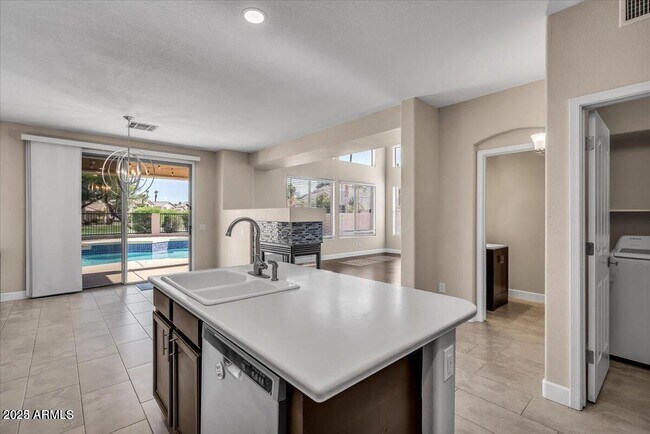 Building Photo - 902 W Azalea Pl