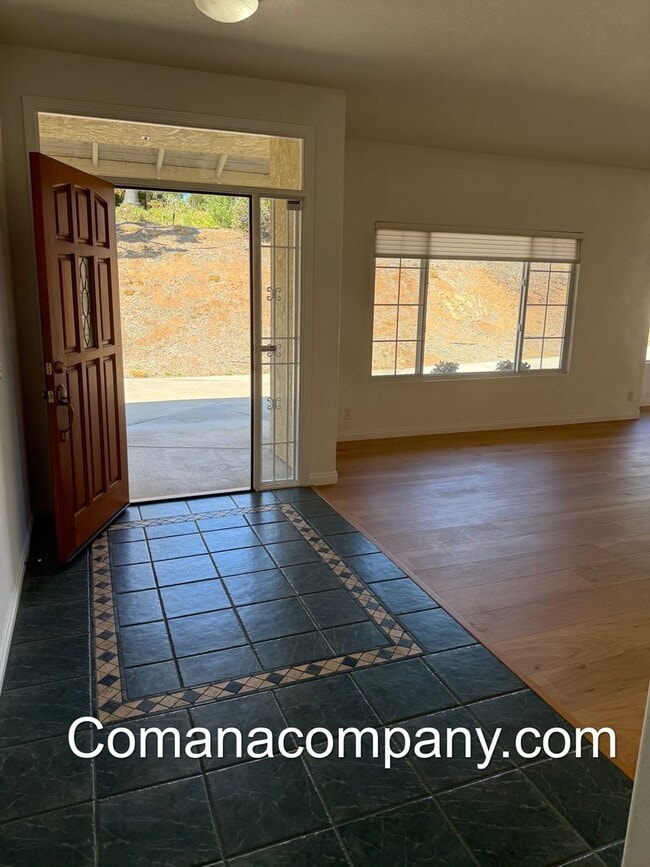Building Photo - Gorgeous, spacious 3BR/2BA w views, yard, ...