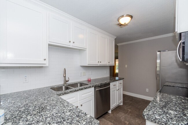 Building Photo - 1053 Willow Oaks Cir