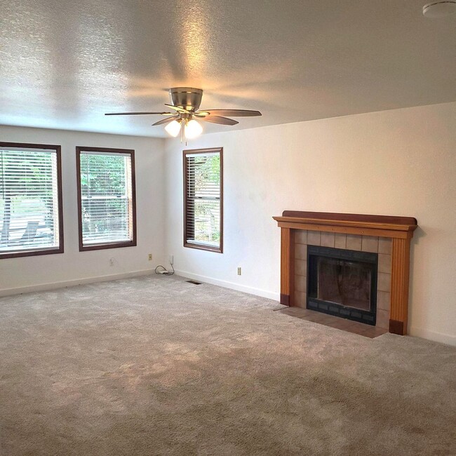 Building Photo - Spacious 4 Bedroom, 2 Bathroom Home with 2...