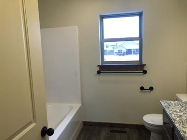 Building Photo - Spacious and Nicely Finished Townhome in Bozeman