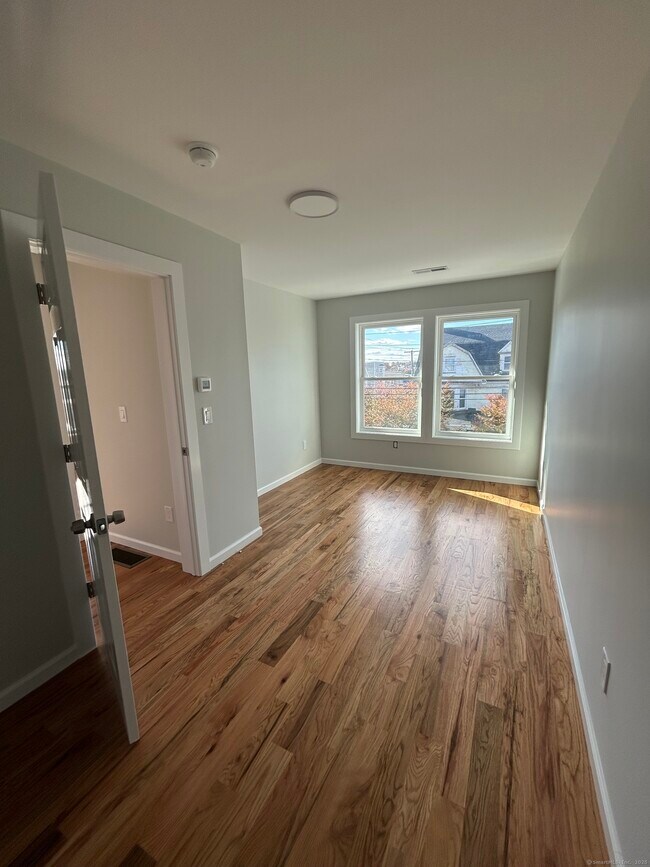 Building Photo - 388 William St