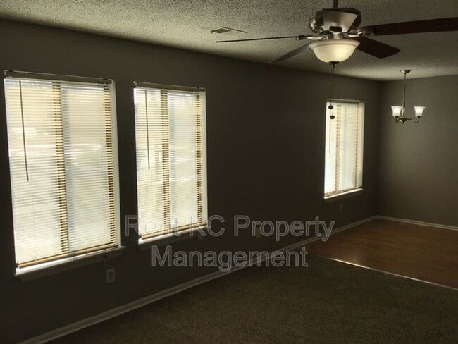 Building Photo - 208 W Meadow St