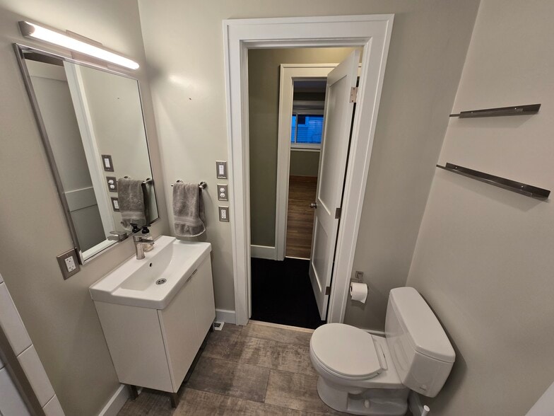 bath - 1019 Widdicomb Ave NW