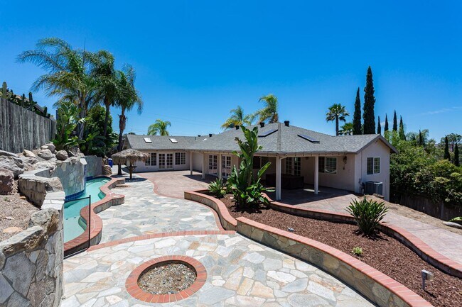 Building Photo - Spacious Entertainers Retreat in San Carlos!