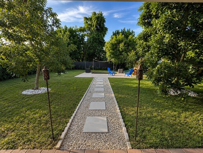 Building Photo - 7686 SE Hilltop Terrace