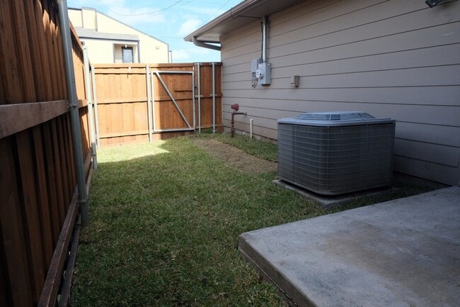 Building Photo - 3003 Allister St