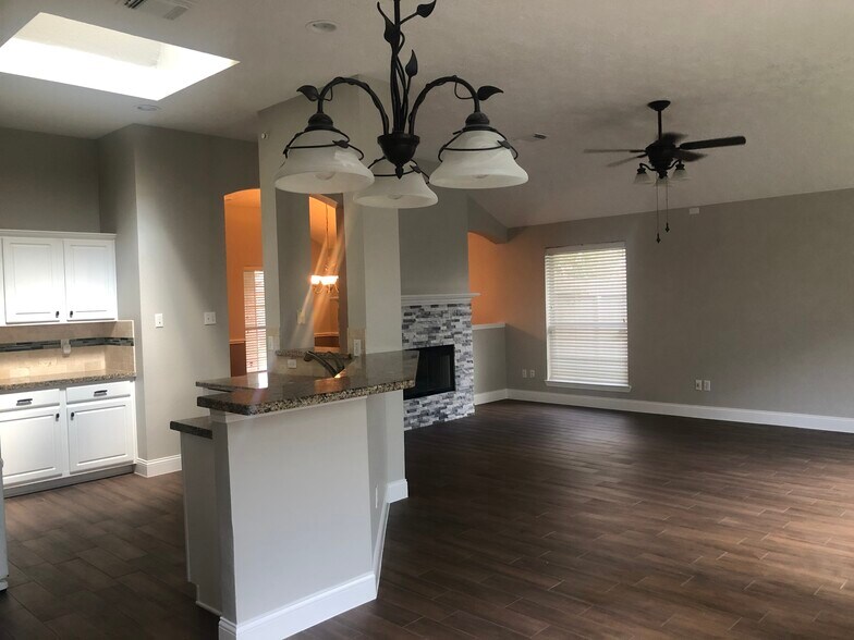 Building Photo - 19306 Pinewood Bluff Ln