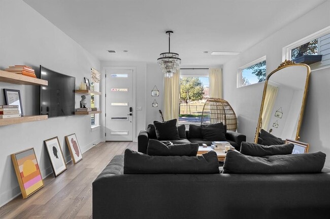 Building Photo - 404 Powell Cir