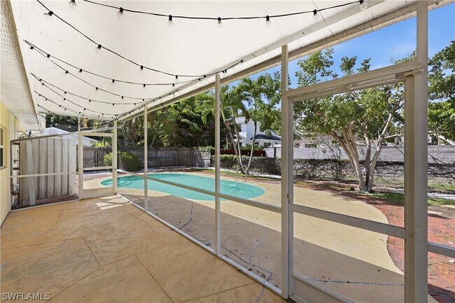 Building Photo - 1377 11th Ct N