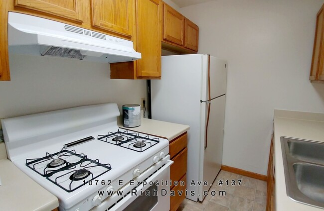 Building Photo - Cherry Creek Schools, 2 bed, 1 bath, 800 s...