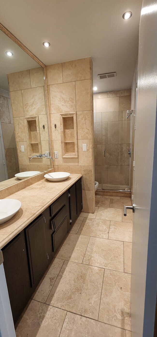 Full Bathroom - 721 12th St NE