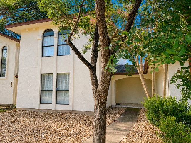 Building Photo - Beautifully Renovated 3 Bedroom Home in Royal Ridge