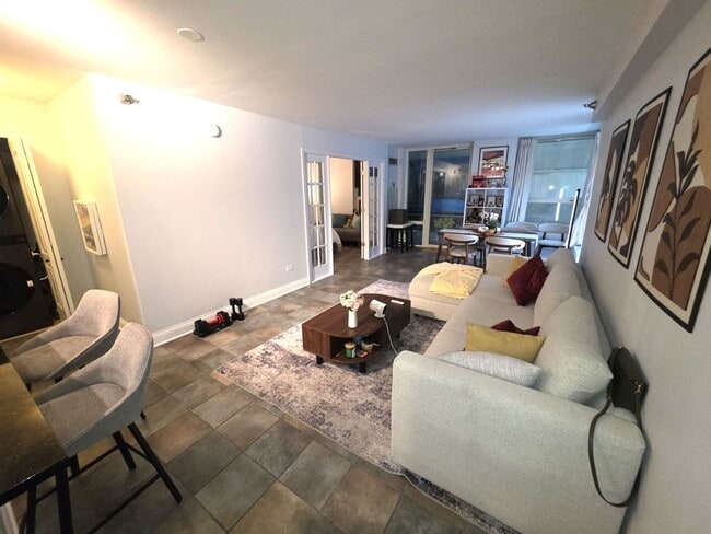 Building Photo - 345 N La Salle Dr