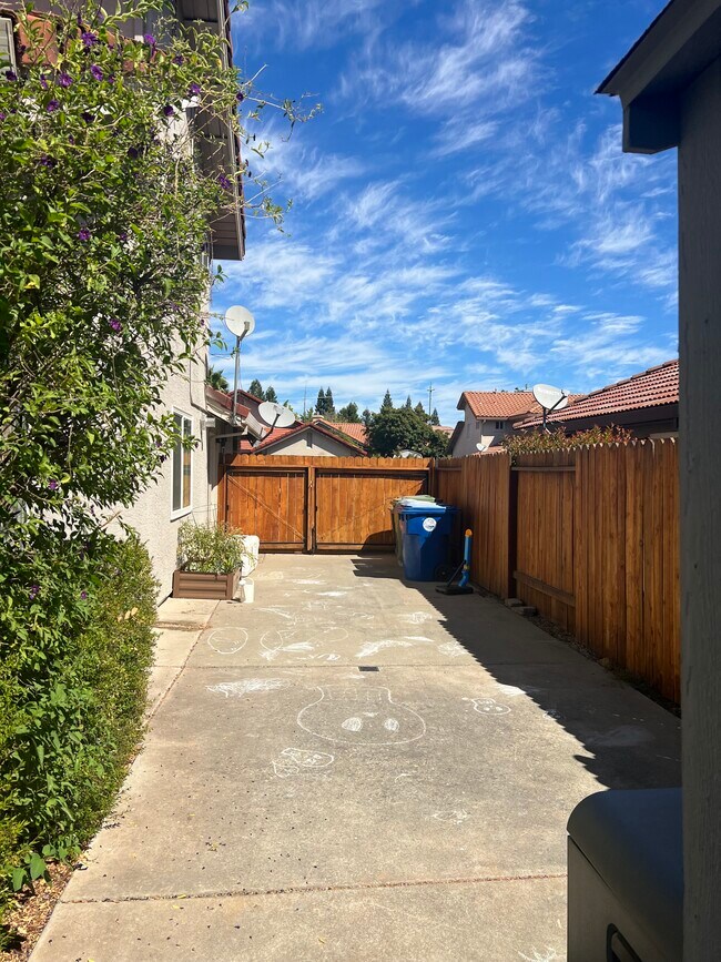 Building Photo - 102 Atfield Way