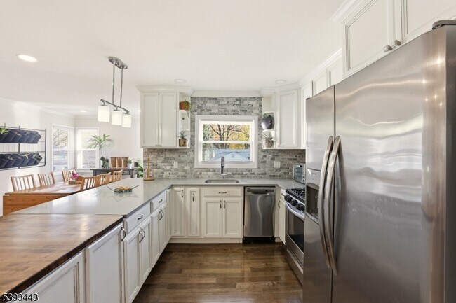 Building Photo - 214 S Valley Rd