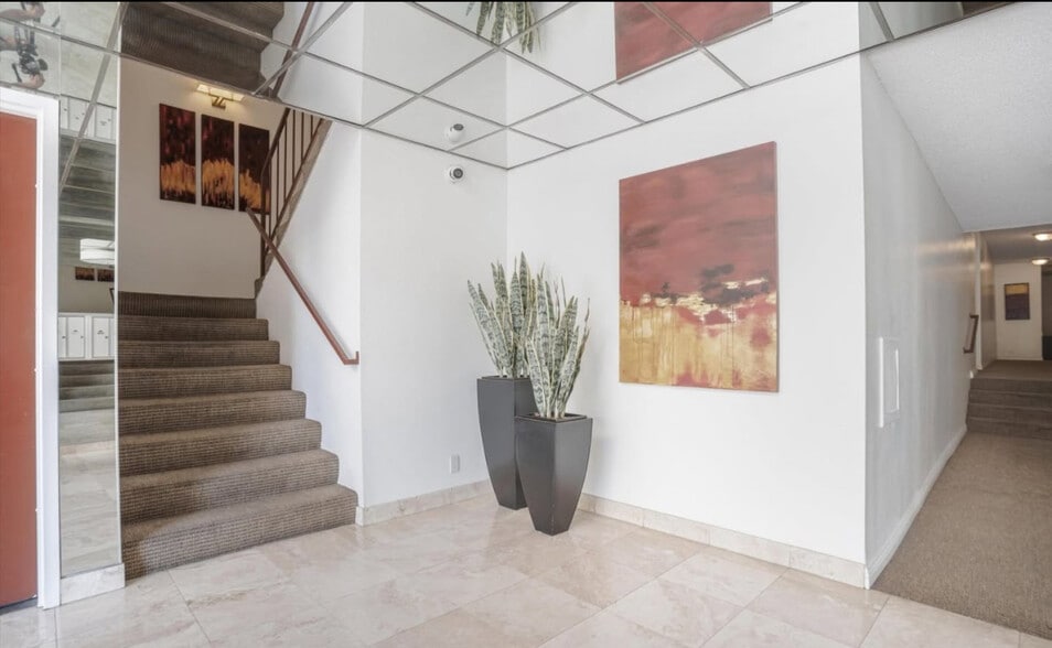 Building Photo - 8577 Rugby Dr