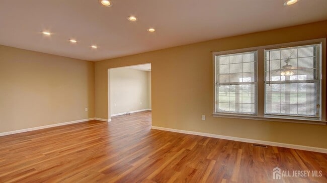 Building Photo - 18B Thomas Paine Dr