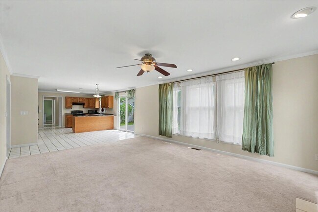 Building Photo - 6 Bedroom home with Fenced Yard - Available Now