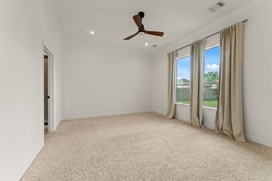 Building Photo - 18642 Lake Harbor Ln