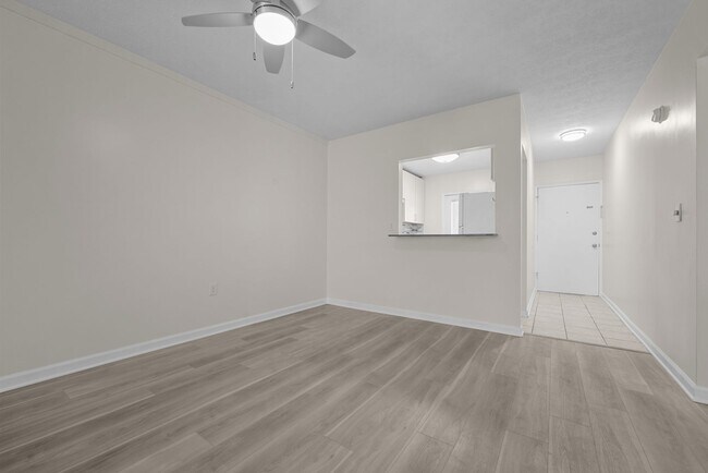Building Photo - Newly Renovated 2BD/1.5 Bath Condo at Rege...