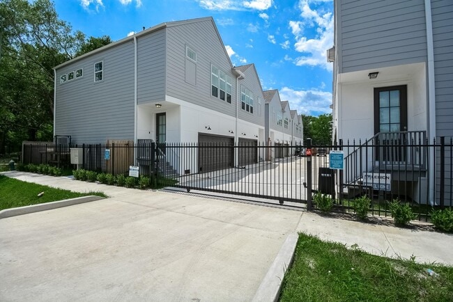 Building Photo - 6017 Cypress St