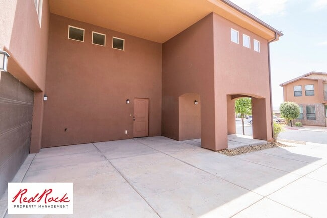 Building Photo - DOG-FRIENDLY 4 Bedroom Townhome with INTER...