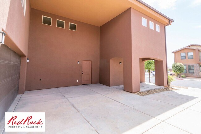 Building Photo - DOG-FRIENDLY 4 Bedroom Townhome with INTERNET INCLUDED!