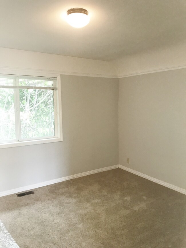 Building Photo - Multnomah Two Bedroom Beauty ~ On the tip ...