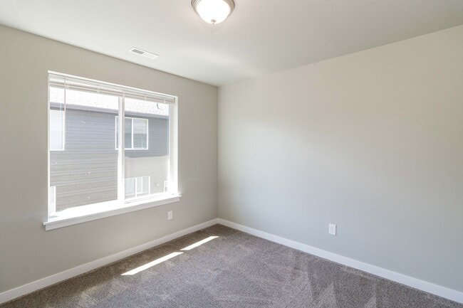 Building Photo - Move In Ready 3 Bedroom 2.5 Bathroom with Central Air Conditioning - Convenient Camas Location