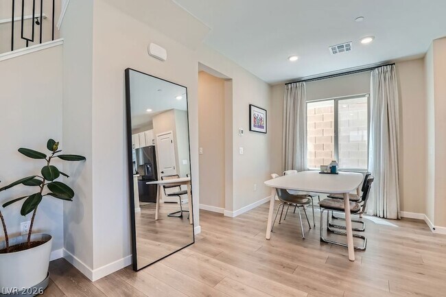 Building Photo - 11604 Desert Hollow Avenue
