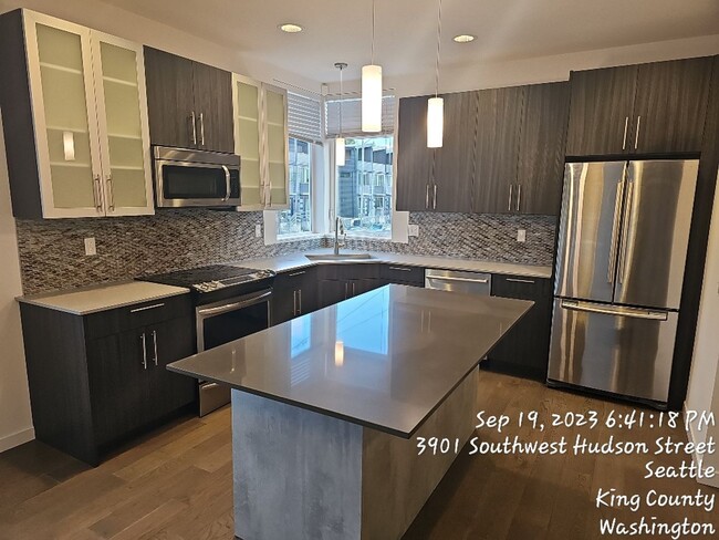 Building Photo - West Seattle townhome - 3 bedroom 3.5 bath...