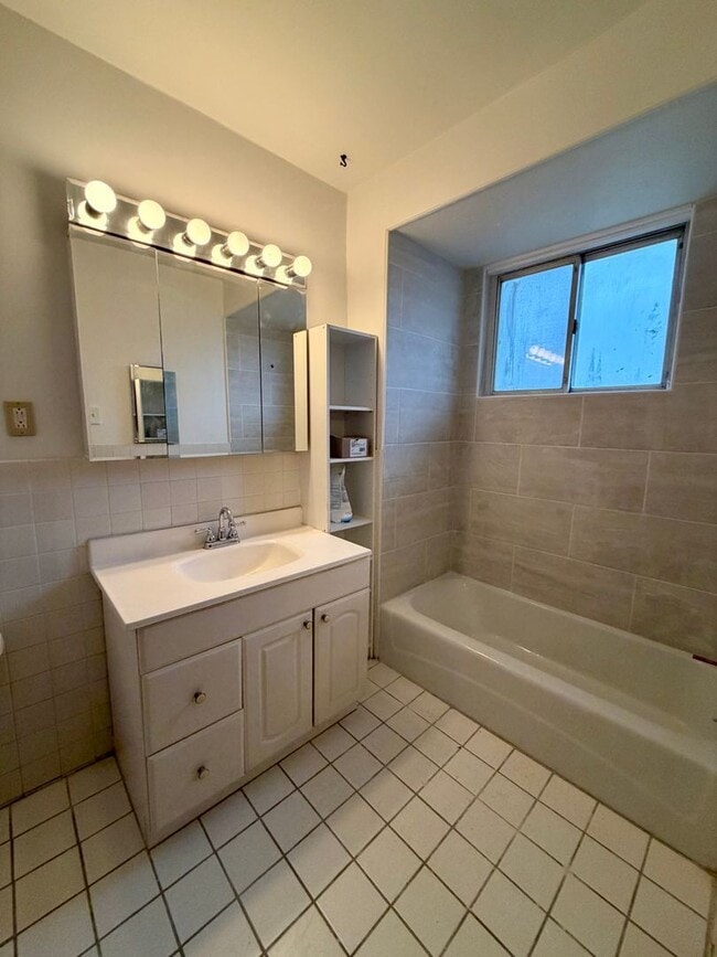 Building Photo - 1011 2nd St