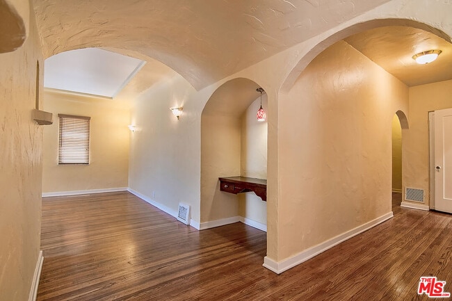 Building Photo - 1071 Cloverdale Ave