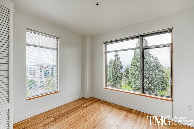 Building Photo - Top-Floor 2BD/2BA Condo w/ Stunning Park Views & Utilities Included
