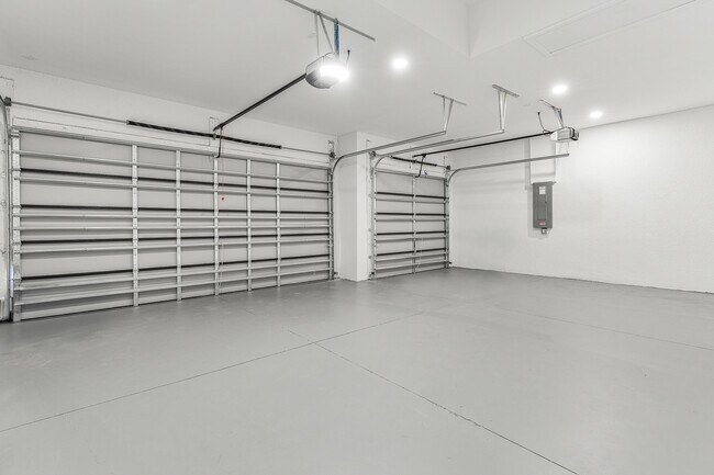 Building Photo - 2014 NE 9th Ave