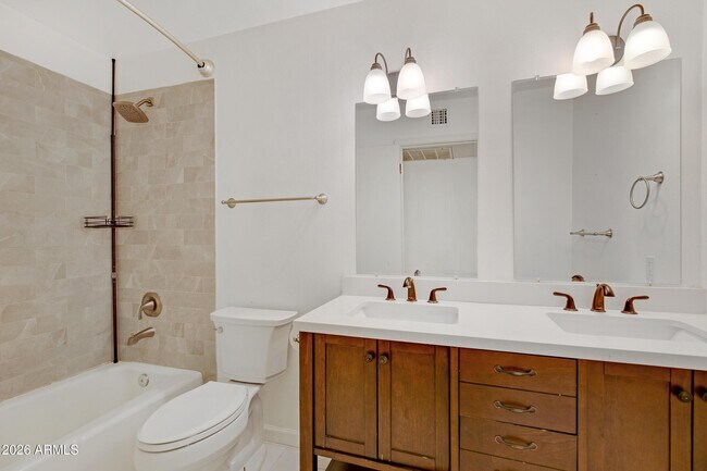 Building Photo - 1036 E Geneva Dr