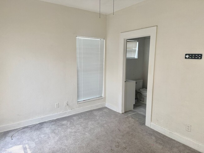 Building Photo - 3/1 Located in South St. Pete!