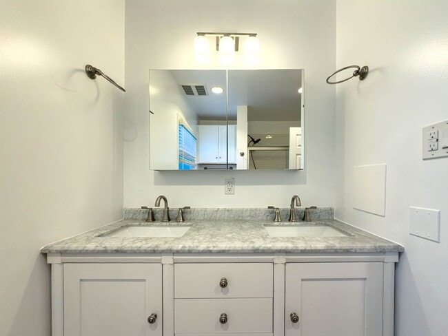 Building Photo - 10428 Riverside Dr