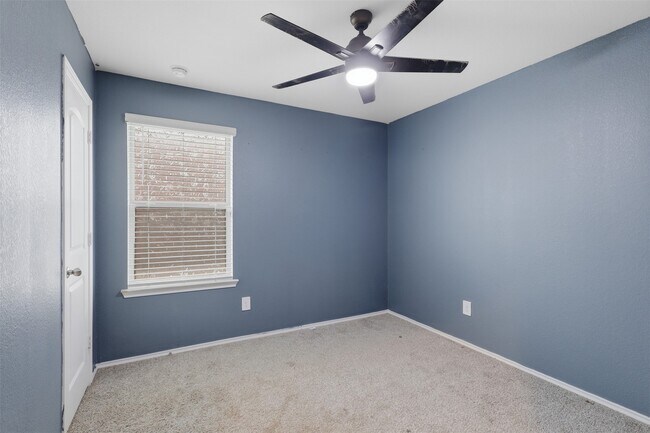 Building Photo - 16826 Short Pnes Dr