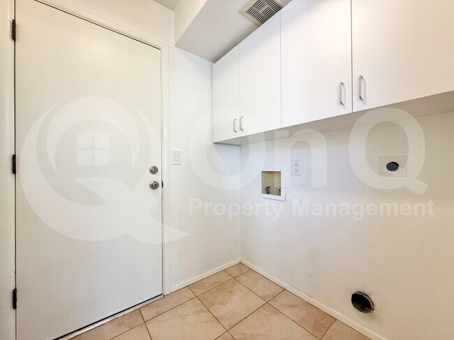 Building Photo - 5417 S Mitchell Dr
