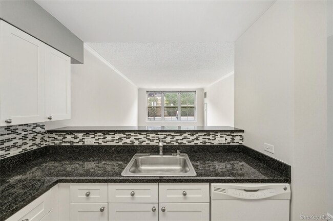 Building Photo - 300 Mamaroneck Ave