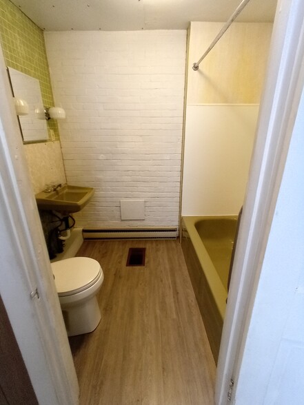 Bathroom - 117 W High St
