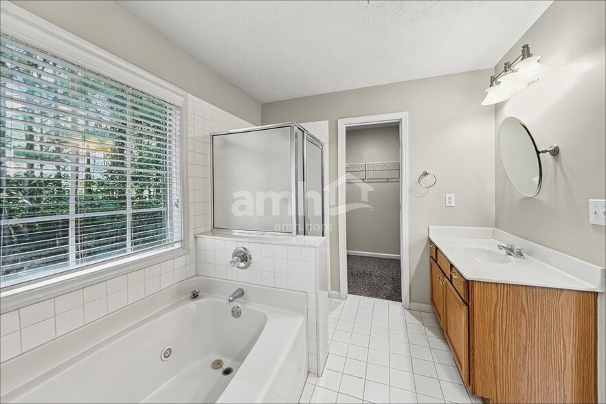 Building Photo - 834 Glen Abbey Dr