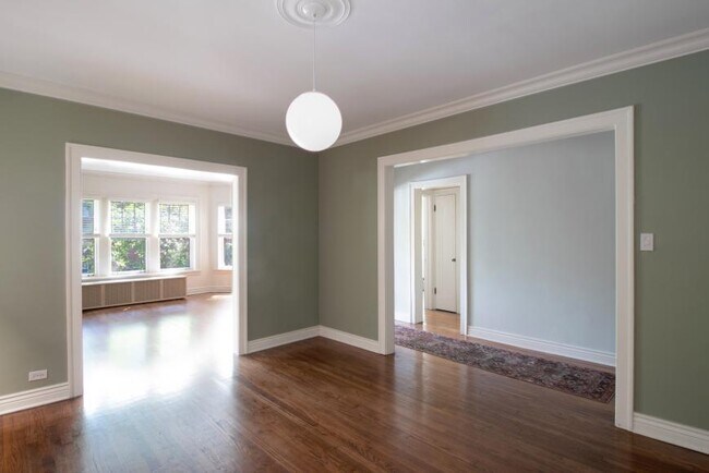 Building Photo - 2 bedroom in Evanston IL 60202