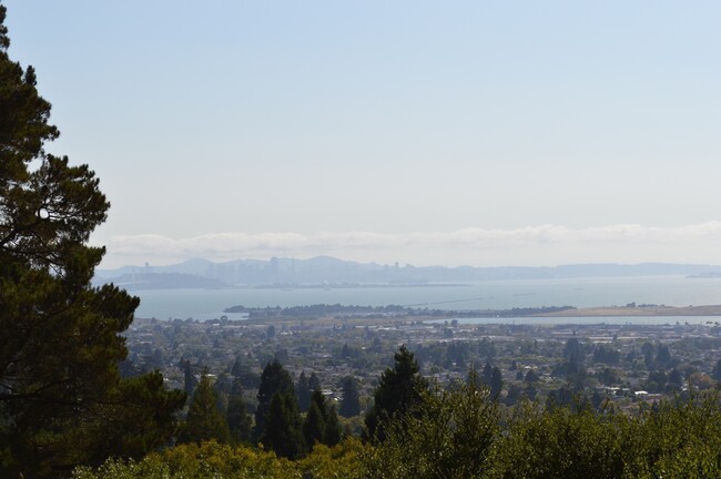 Building Photo - Fantastic Views with vine covered grand Tu...