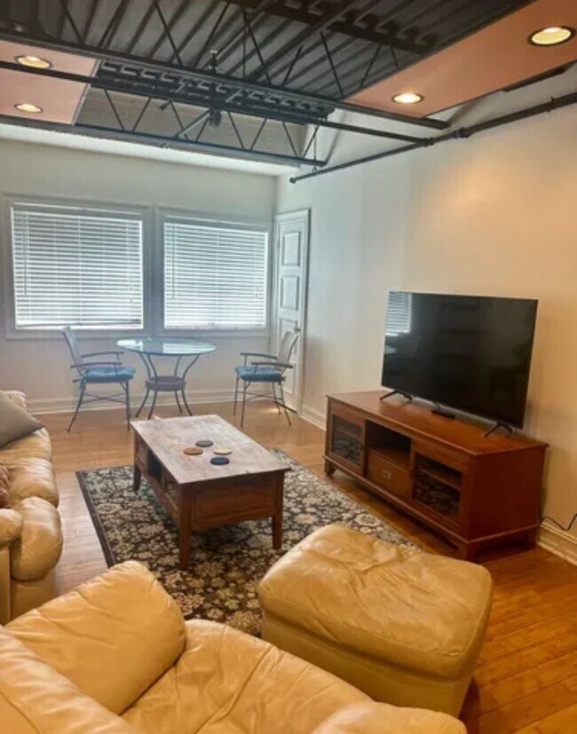 Building Photo - Upgraded 1 bedroom unit- Walking distance to campus!