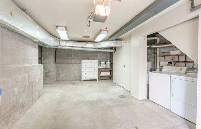 Building Photo - 549 University Ave