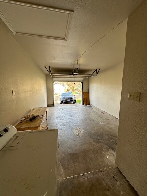 Large Garage with Automatic door - 9115 Japonica Ct