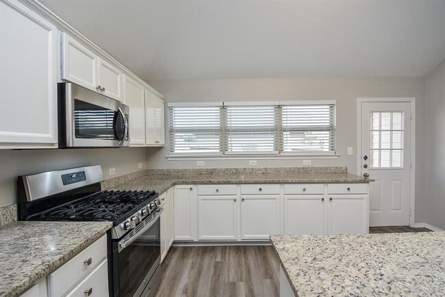 Building Photo - 946 Oak Falls Dr